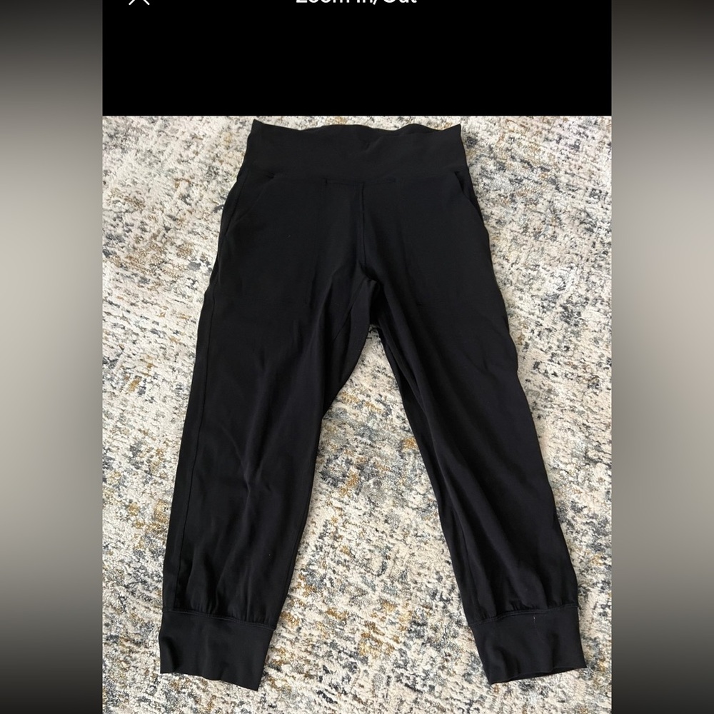 Lululemon  women’s black cropped jogger style pants